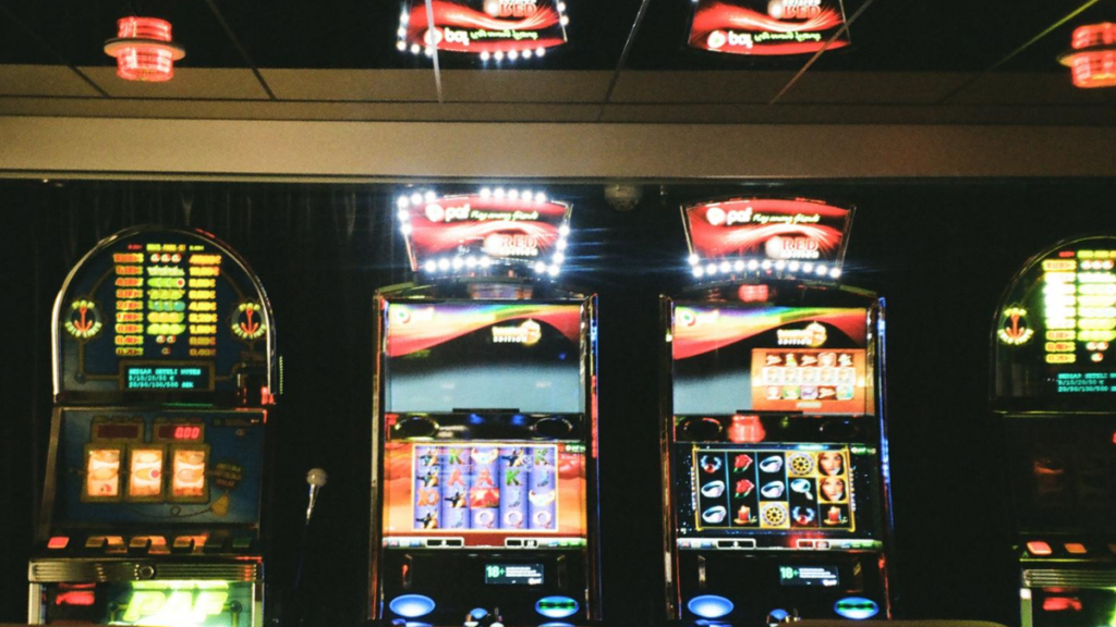 Pictures of real world slot machines to represent online slot machines