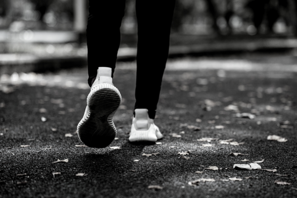 Foto hitam putih hanya kaki seorang pelari